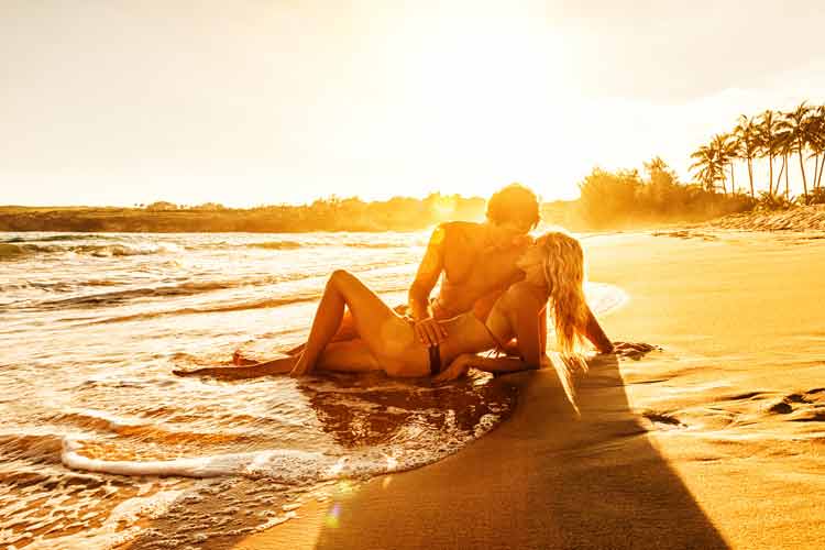 Sex am Strand im Urlaub: Ein Paar versucht's mal
