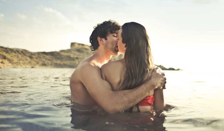 Sex im Freien: Ein Paar hat Sex im Wasser
