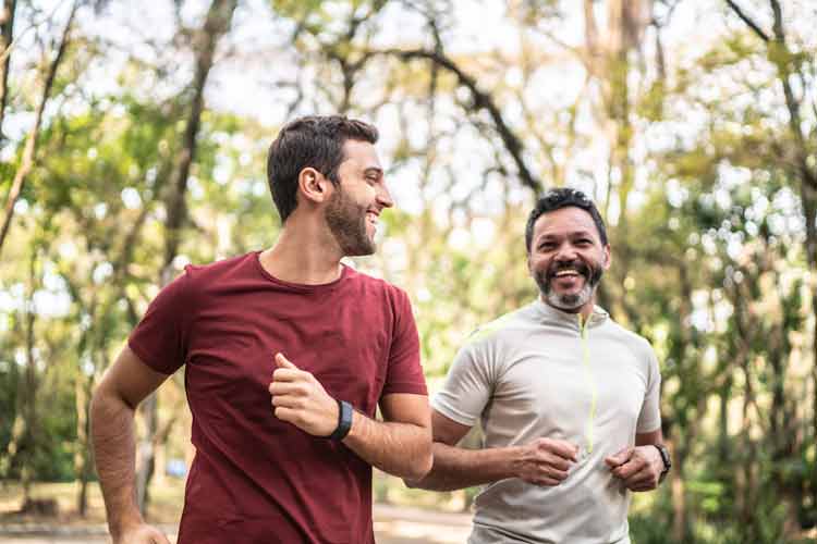 Altersunterschied Beziehung: Zwei unterschiedlich alte Männer joggen