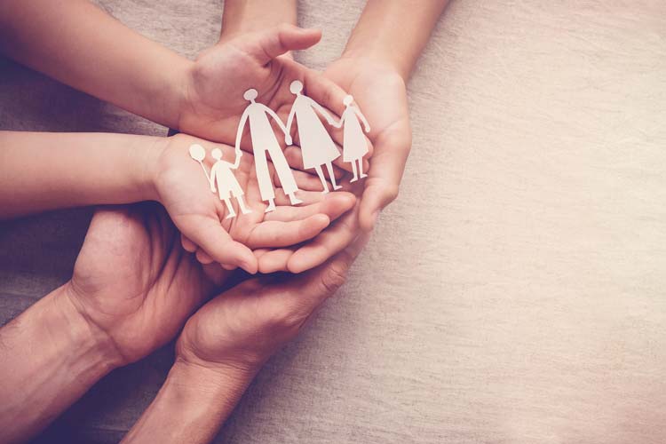 Beziehung mit Kindern retten: Hände mit Scherenschnitt