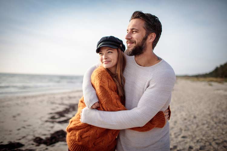 Wann sagt man: Ich liebe Dich? Ein Mann und eine Frau gehen am Strand spazieren.