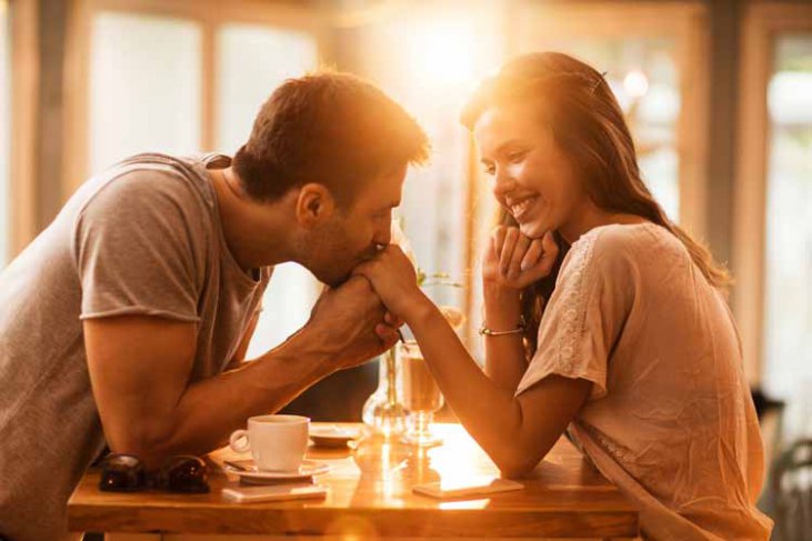 Dating: Woran Sie erkennen, dass ein Flirt Interesse hat