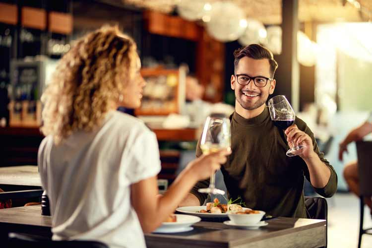 Offene Beziehung: Ein Mann und eine Frau trinken Wein
