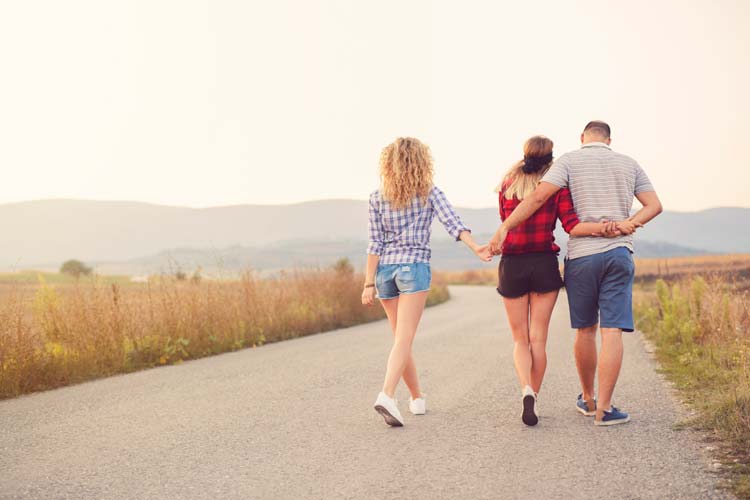 Polyamorie: Zwei Frauen und ein Mann gehen spazieren